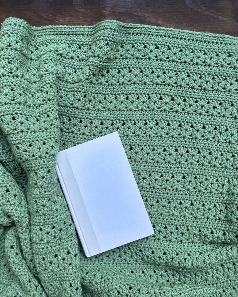 cozy cluster v-stitch throw blanket with book