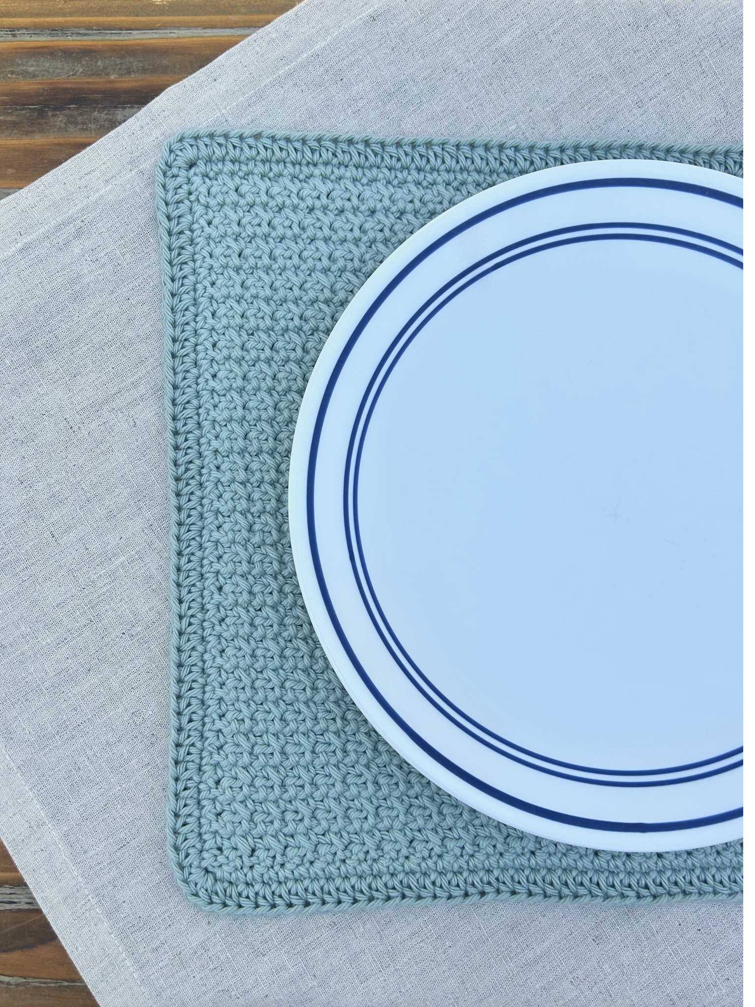 crochet placemat with plate